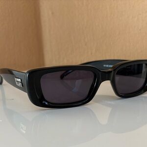 GUCCI Vintage women Black Rectangular Sunglasses